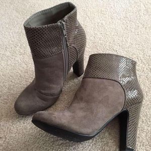 Size 6 taupe and snakeskin bootie 
Nygard brand